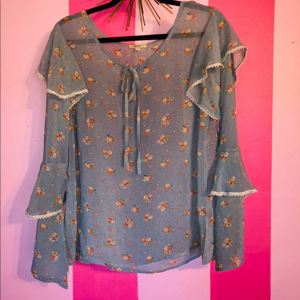 Super Adorable Flowy Floral Top!